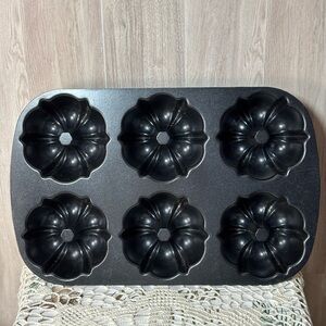 Nordic Ware Premium Black Non-Stick Mini Bundtlette Muffin Pan